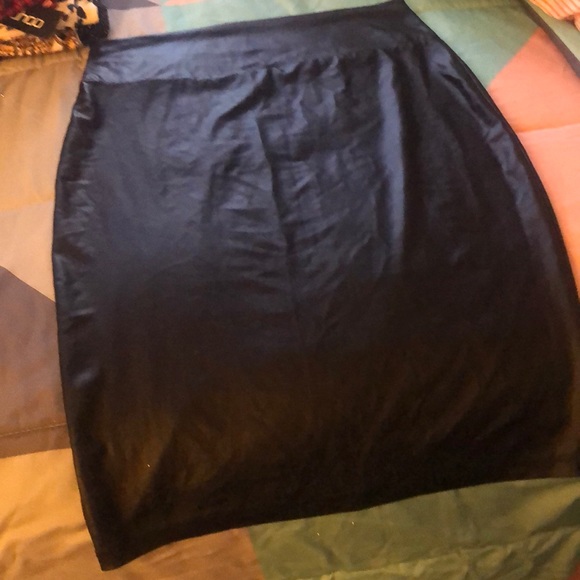 Faux leather skirt - Picture 2 of 2